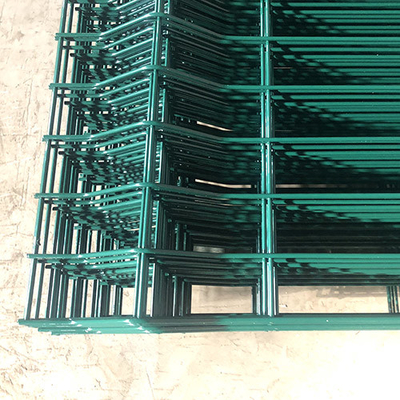 سياج شبكة سلكية ملحومة ثلاثية الأبعاد باللون الأخضر والأبيض والأحمر PVC 2.4mx3m