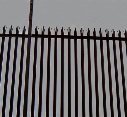 ألواح السياج ذات السور الأوروبي المغلفة بالغمس الساخن PVC