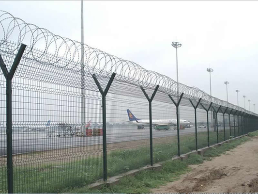 مكافحة التآكل شبكة سلكية ملحومة سياج 2.5 متر ارتفاع بولي كلوريد الفينيل مغلفة للمطار