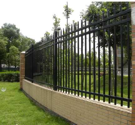 ألواح السياج المصنوعة من الحديد المطاوع ISO9001 1.8x2.4m مجمعة بسهولة