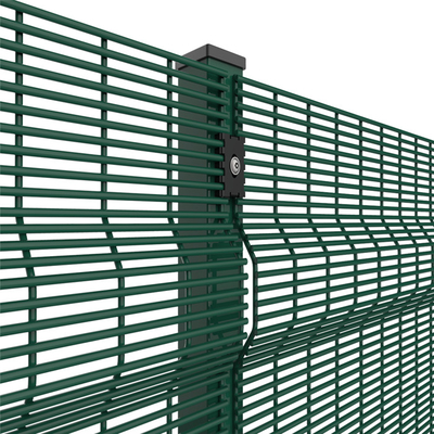 سياج شبكة سلكية ملحومة ثلاثية الأبعاد باللون الأخضر والأبيض والأحمر PVC 2.4mx3m